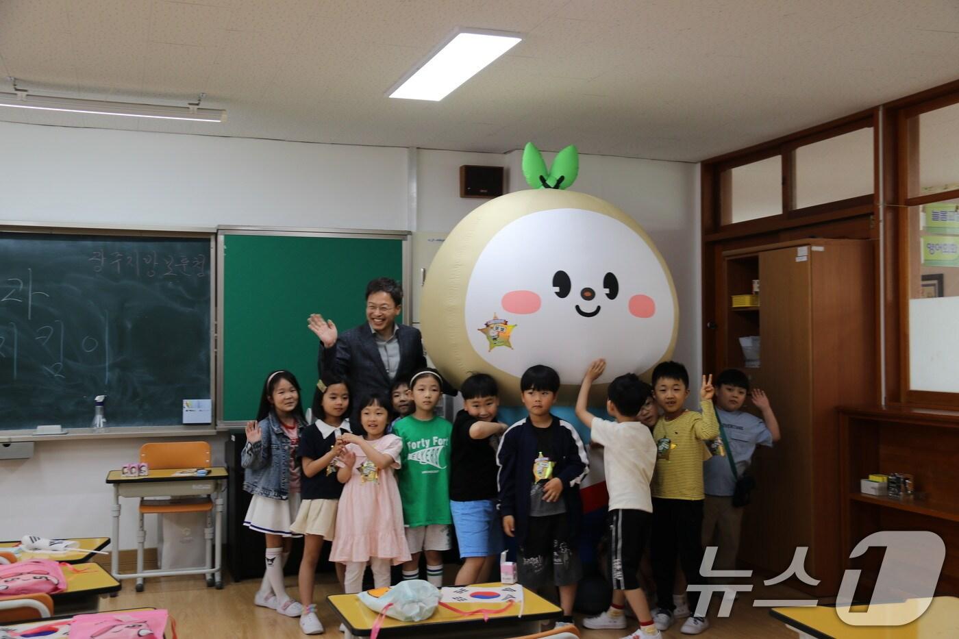 하성일 광주지방보훈청장이 30일 광주 광산구에 위치한 봉산초등학교 늘봄학교의 일일교사로 나서 초등학교 1학년생들의 수업을 진행한 뒤 기념촬영하고 있다.&#40;광주지방보훈청 제공&#41; 2024.5.30/뉴스1 