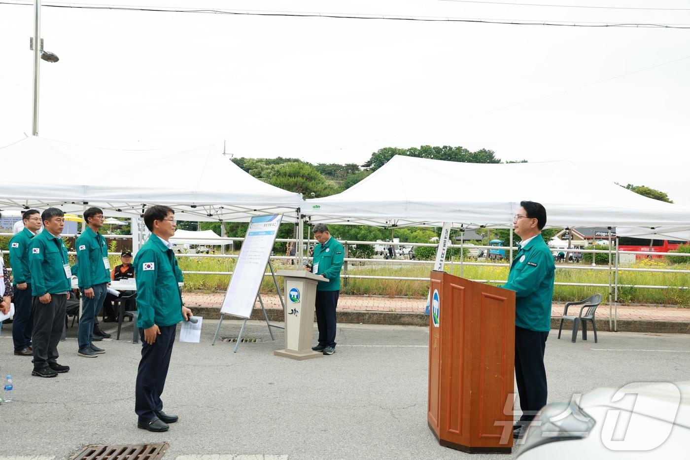  심덕섭 고창군수가 형광희 안전총괄과장으로부터 안전한국훈련 상황보고를 받고 있다.&#40;고창군 제공&#41;2024.5.30/뉴스1