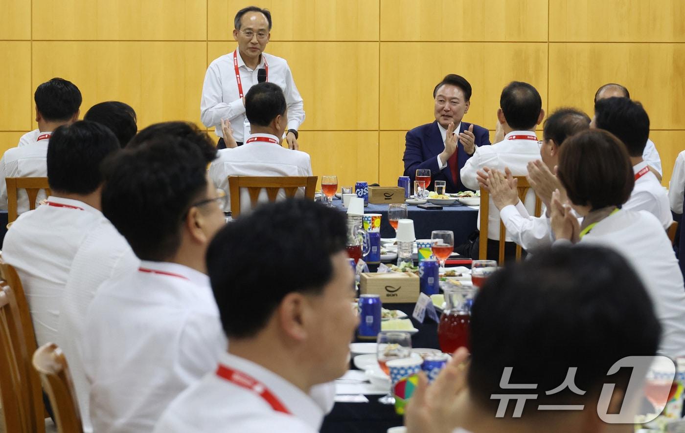 추경호 국민의힘 원내대표가 지난달 30일 오후 충남 모처에서 열린 ’제22대 국민의힘 국회의원 워크숍’ 만찬 행사에 참석해 인사말을 하자, 윤석열 대통령이 박수를 치며 화답하고 있다. 2024.5.30/뉴스1 ⓒ News1 국회사진취재단