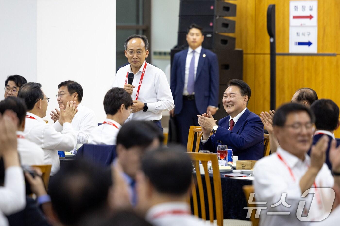 윤석열 대통령이 충남 천안시 재능교육연수원에서 열린 ’제22대 국민의힘 국회의원 워크숍’ 만찬 행사에서 추경호 원내대표의 인사말에 박수 치고 있다. &#40;대통령실 제공&#41; 2024.5.30/뉴스1 ⓒ News1 송원영 기자