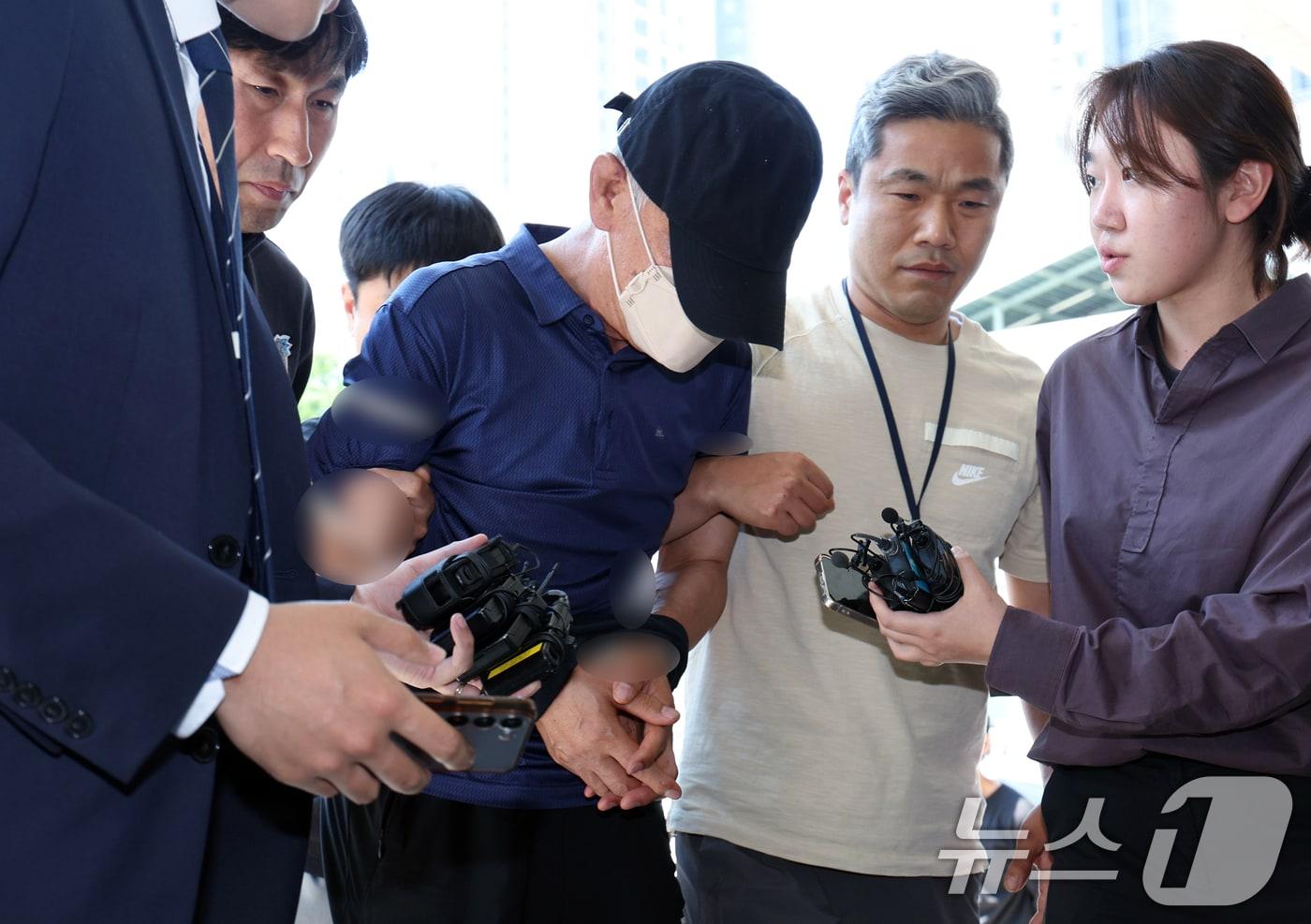 서울 강남의 한 오피스텔에서 모녀를 흉기로 찌르고 달아난 뒤 하루 만에 검거된 60대 남성 용의자가 31일 오전 서울 수서경찰서로 압송되고 있다. 검거된 용의자 A 씨는 전날 오후 7시쯤 강남구 대치동 오피스텔에서 50대 여성과 딸을 흉기로 찌른 뒤 차량을 이용해 도주한 혐의를 받는다. 모녀는 병원으로 이송됐으나 끝내 숨을 거뒀다. 2024.5.31/뉴스1 ⓒ News1 박정호 기자