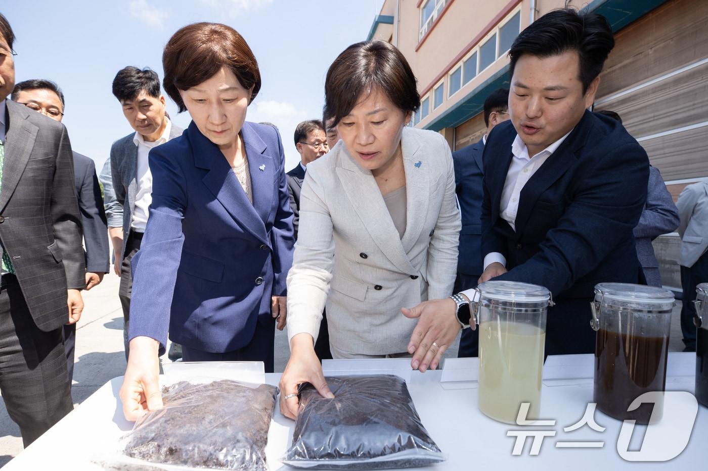 한화진 환경부 장관과 송미령 농림축산식품부장관이 충남 논산시 논산 계룡축협자연순환농업센터를 방문, 가축분뇨의 바이오가스 생산시설 등 현장을 둘러보고 있다.&#40;환경부 제공&#41; 2024.5.31/뉴스1