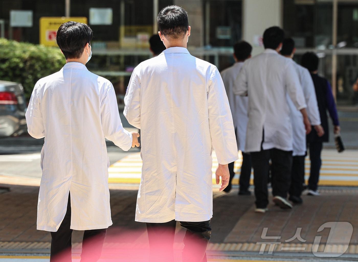 서울 시내 한 대학병원에서 의료진이 발걸음을 옮기고 있다. 2024.5.31/뉴스1 ⓒ News1 김도우 기자