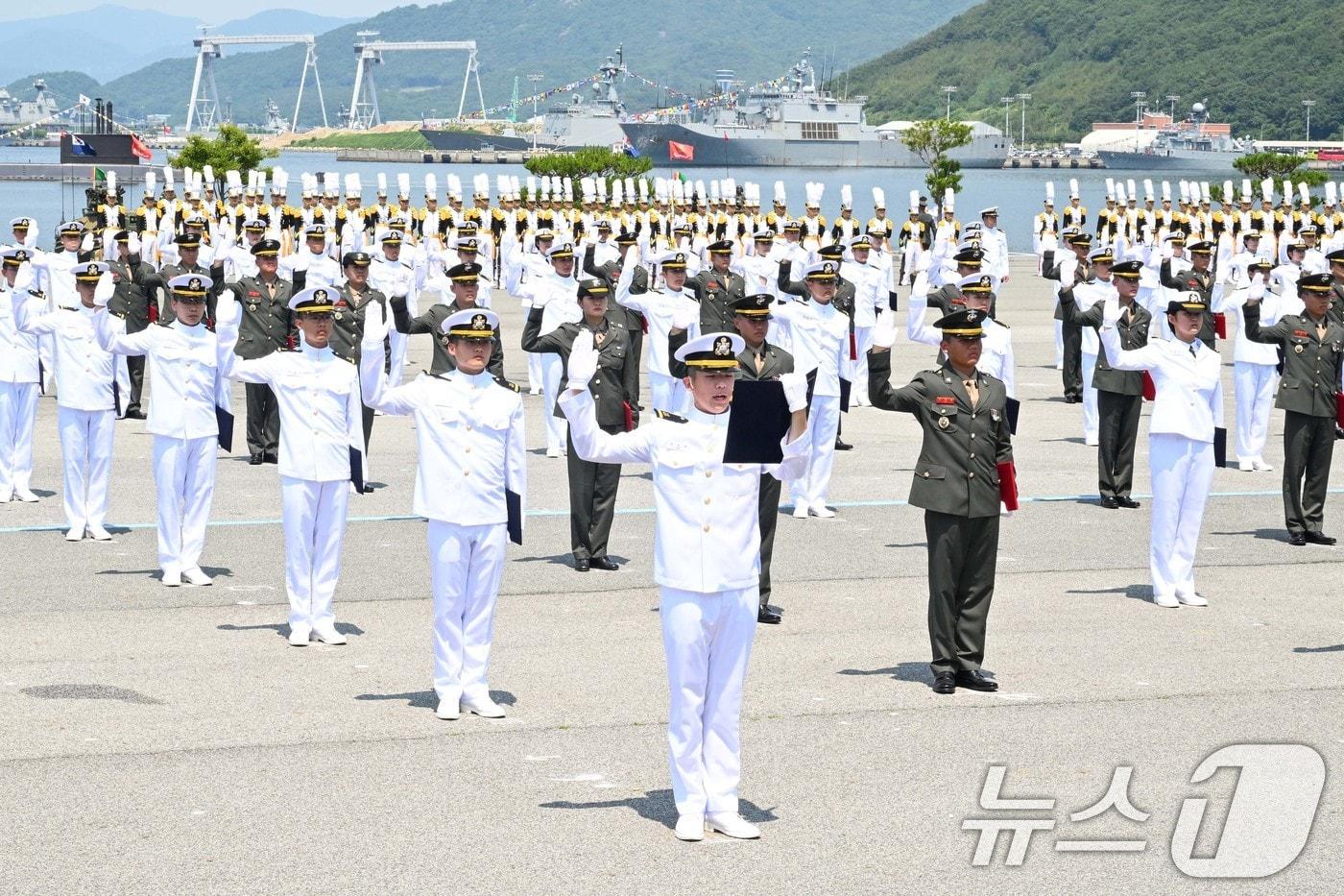 31일 경남 창원시 진해구 해군사관학교에서 열린 ‘제136기 해군·해병대 사관후보생 수료 및 임관식’에서 신임 장교들이 임관선서를 하고 있다. &#40;해군 제공&#41; 2024.5.31/뉴스1