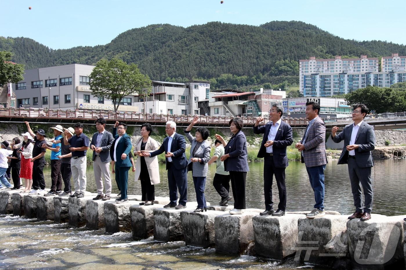 31일 오전 황인홍 무주군수와 이해양 무주군의회 의장 등이 전북자치도 무주군 남대천 일대에서 흙공을 던지며 환경정화 활동에 나서고 있다.&#40;무주군 제공&#41;