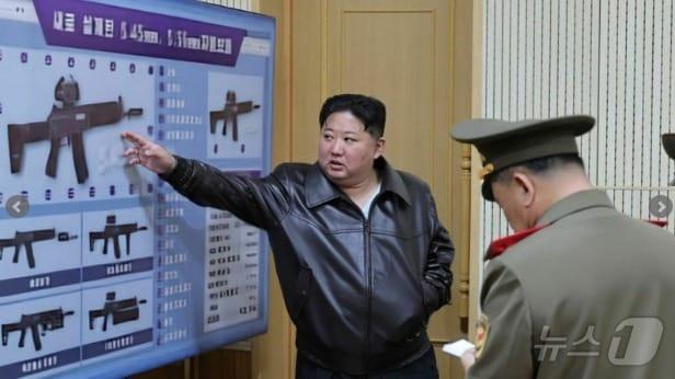 김정은 북한 노동당 총비서가 저격무기를 생산하는 공장을 방문한 모습. NK뉴스는 북한 노동신문 이미지의 선명도를 높여 북한이 5.56&times;45㎜  탄알을 사용하는 돌격소총을 개발하려 한다고 분석했다. &#40;NK뉴스 갈무리&#41; 