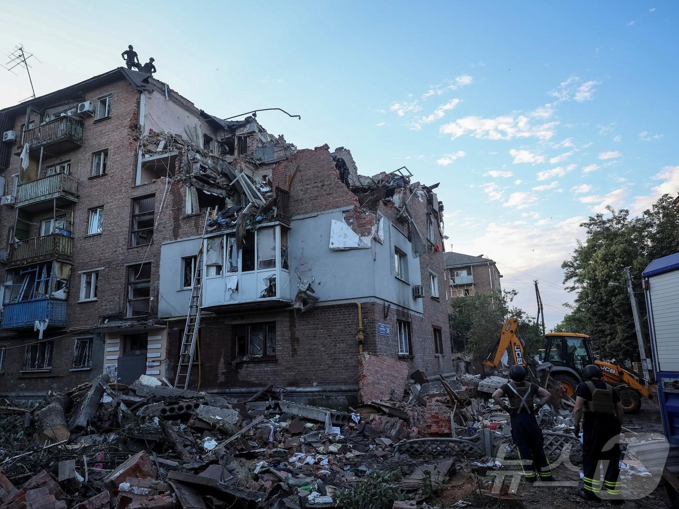 지난달 31일&#40;현지시간&#41; 우크라이나 제2의 도시 하르키우에서 러시아군 공습에 무너진 주택 위에 구조대원이 생존자를 찾는 모습. 2024.05.31/ ⓒ 로이터=뉴스1 ⓒ News1 박재하 기자