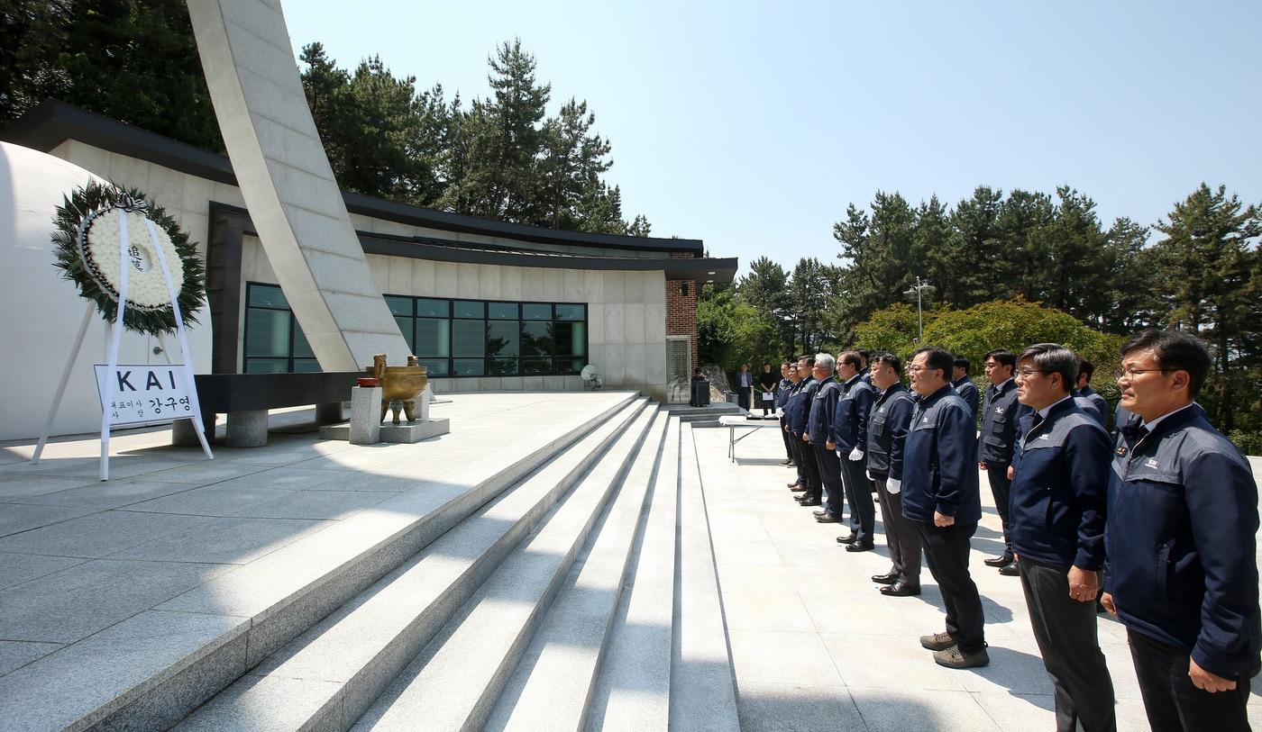 KAI 임직원들이 31일 경남 사천시에 위치한 호국공원 충혼탑을 찾아 참배했다&#40;KAI 제공&#41;. ⓒ 뉴스1