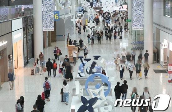 인천국제공항 1터미널 면세점에 해외 여행을 떠나려는 여행객들이 붐비고 있다. 2023.9.25/뉴스1