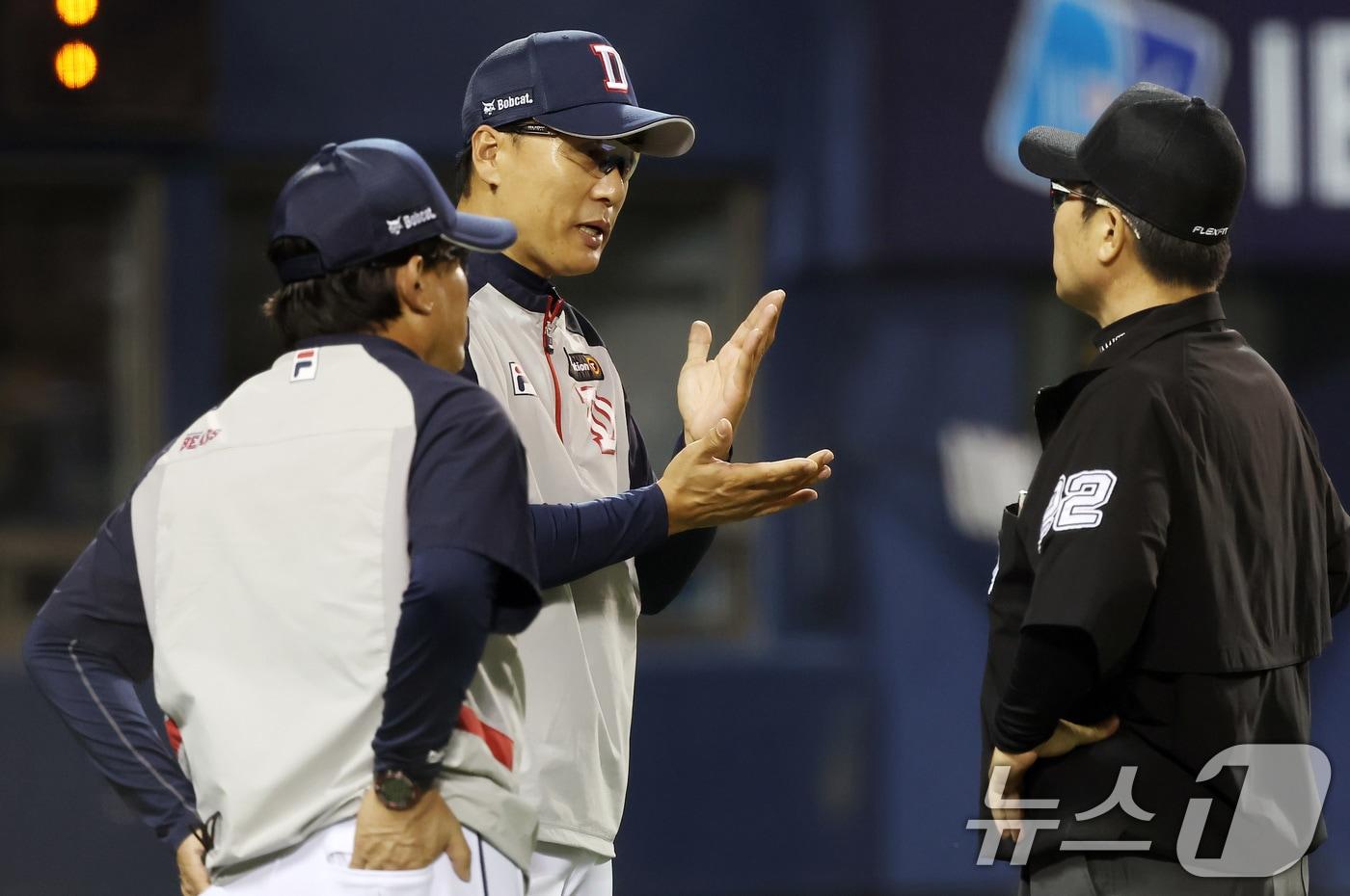 이승엽 두산 감독은 18일 NC다이노스와의 경기에서 7회 비디오 판독 결과와 관련해 항의 했다.ⓒ News1 김민지 기자