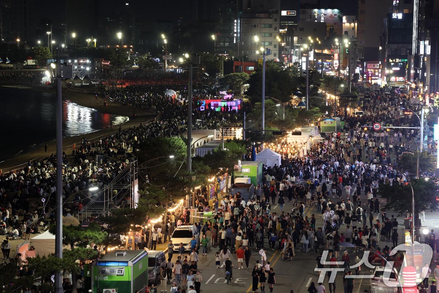 2024 포항국제불빛축제 첫날인 31일 축제장인 북구 영일대해수욕장 곳곳이 시민과 관광객들로 북새통을 이루고 있다. 올해 축제는 다음달 1일에는 영국,중국, 호주 등 3개국이 참여하는 메인 행사와 한국 한화팀의 그랜드 피날레가 펼쳐진다. 2024.5.31/뉴스1 ⓒ News1 최창호 기자