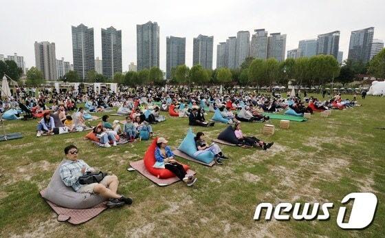 서울 용산구 용산어린이정원을 찾은 시민들이 정원 개방을 기념해 열린 &#39;꿈의 오케스트라&#39;공연을 즐기고 있다. 2023.5.13/뉴스1 ⓒ News1 박세연 기자 