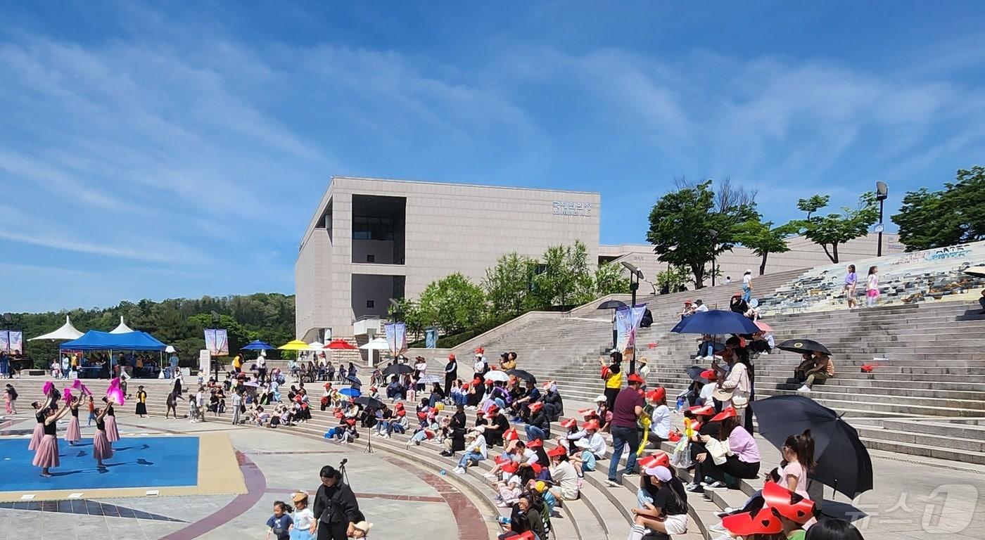 지난 4일 전북자치도 전주시 한국소리문화의전당 야외놀이마당에서 열린 어린이날 문화축제 한마당을 찾은 가족 단위의 나들이객들이 축제를 즐기고 있다. 2024.5.4/뉴스1 ⓒ News1 유경석 기자