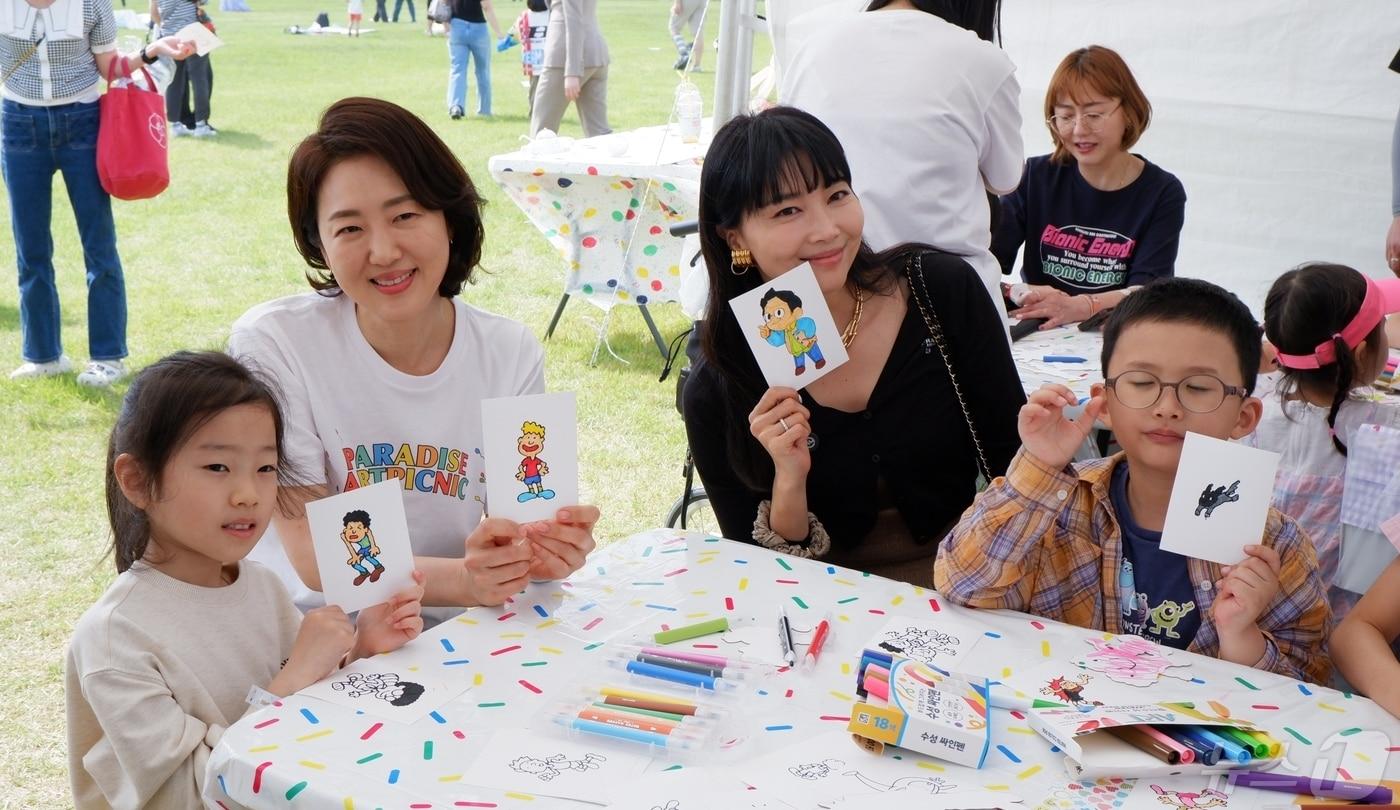 최윤정  파라다이스복지재단 이사장과 오윤아 파라다이스복지재단 이사가 아이소리축제에 참여한 아이들과 초대형 협동화 만들기에 참여하며 기념 사진 촬영을 하고 있다.ⓒ News1 윤슬빈 기자