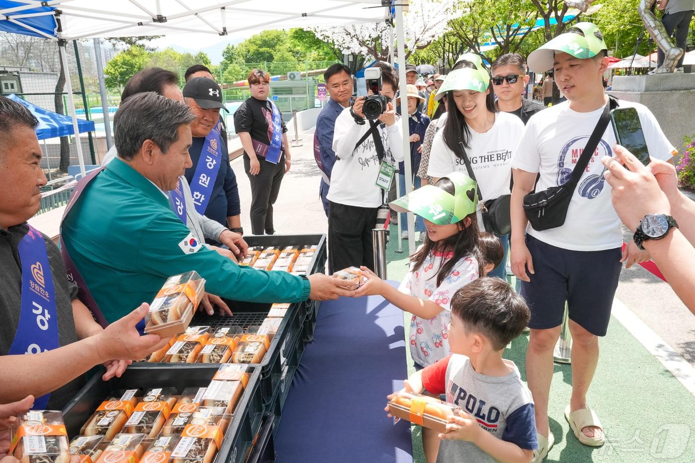 5월4일 강원 양구군 서천 레포츠공원 일원에서 열린 지역 대표 봄축제인 ‘2024 청춘 양구 곰취축제’에서 서흥원 군수와 강원한우 관계자들이 축제장을 찾은 관광객들에게 한우 햄버거를 나눠주고 있다. &#40;양구군 제공&#41; 2024.5.4/뉴스1 ⓒ News1 이종재 기자