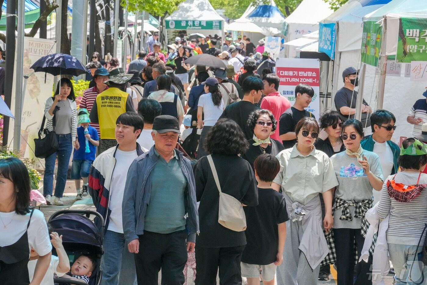 4일 강원 양구군 서천 레포츠공원 일원에서 열린 지역 대표 봄축제인 ‘2024 청춘 양구 곰취축제’에서 각종 체험활동과 공연 이 펼쳐지며 많은 방문객이 찾았다. &#40;양구군 제공&#41; 2024.5.4/뉴스1 ⓒ News1 이종재 기자