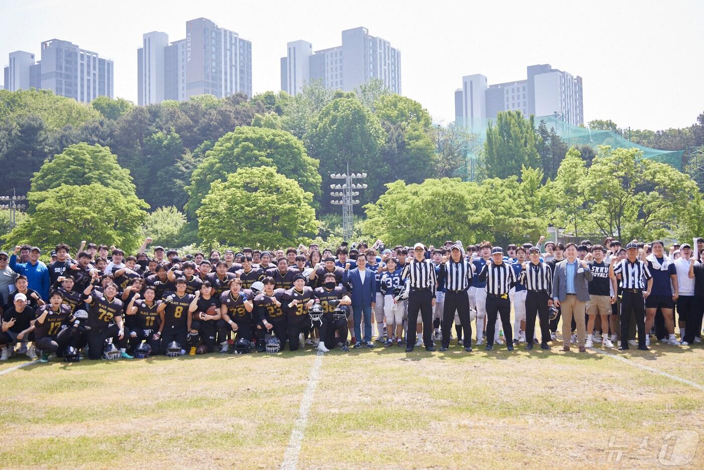 4일 오전 경기도인재개발원 운동장에서 열린 제1회 경기도지사배 대학미식축구 춘계선수권 대회 개회식에서 김동연 경기도지사가 선수들과 함께 기념촬영을 하고 있다.&#40;경기도 제공&#41;