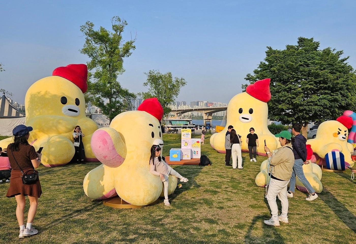 여의도한강공원에서 개최된 야외 도서관 &#39;책읽는 한강공원&#39;을 찾은 시민들이 대형 무너 조형물로 구성된 포토존에서 기념 사진을 촬영하고 있는 모습. &#40;LG 유플러스 제공&#41; 2024.05.05 /뉴스1