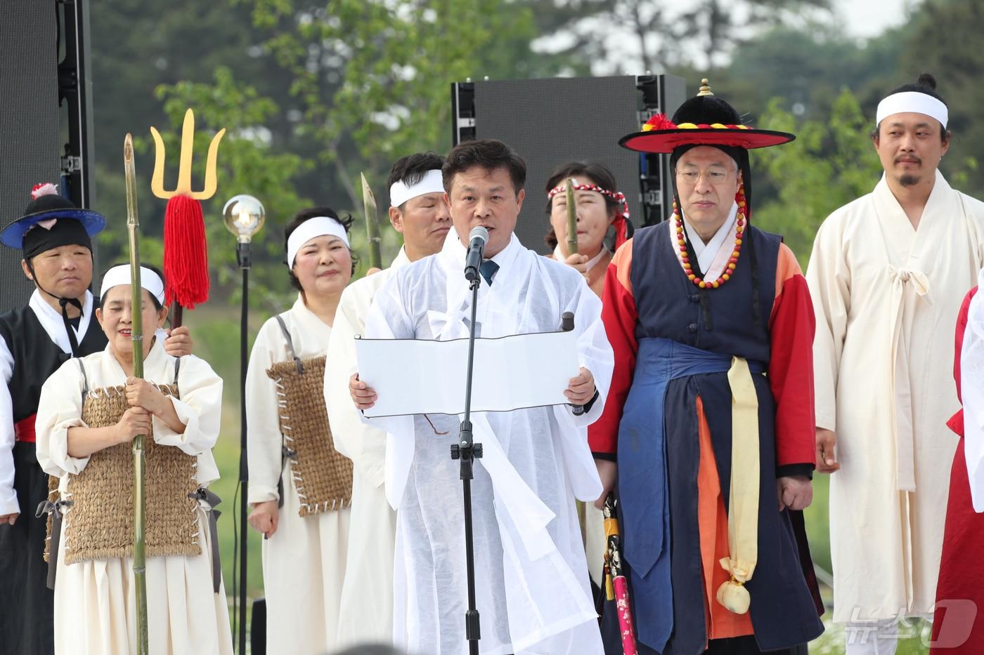 제57회 정읍 동학농민혁명기념제가 동학농민혁명 기념일인 황토현 전승일에 맞춰 이달 11일 전북자치도 정읍시 덕천면 동학농민혁명기념공원에서 열린다. 지난해 기념제 행사에서 이학수 정읍시장이 선언문을 낭독하고 있다.&#40;정읍시 제공&#41;2024.5.5/뉴스1 