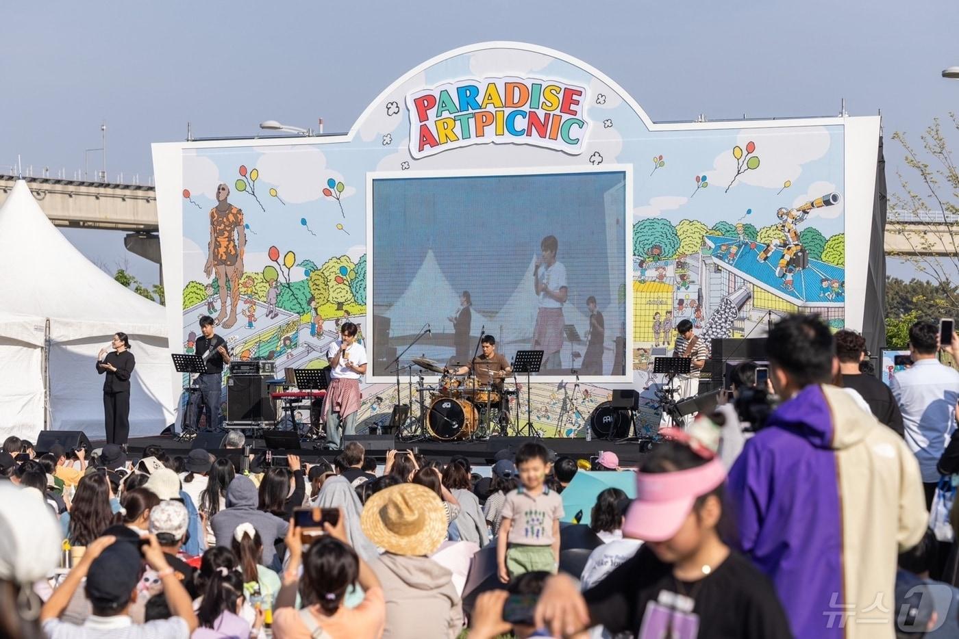 인천 영종도 파라다이스시티에서 열린 ‘제14회 아이소리축제’에서 가수 이무진이 축하 공연을 펼치고 있다. &#40;파라다이스시티 제공&#41;