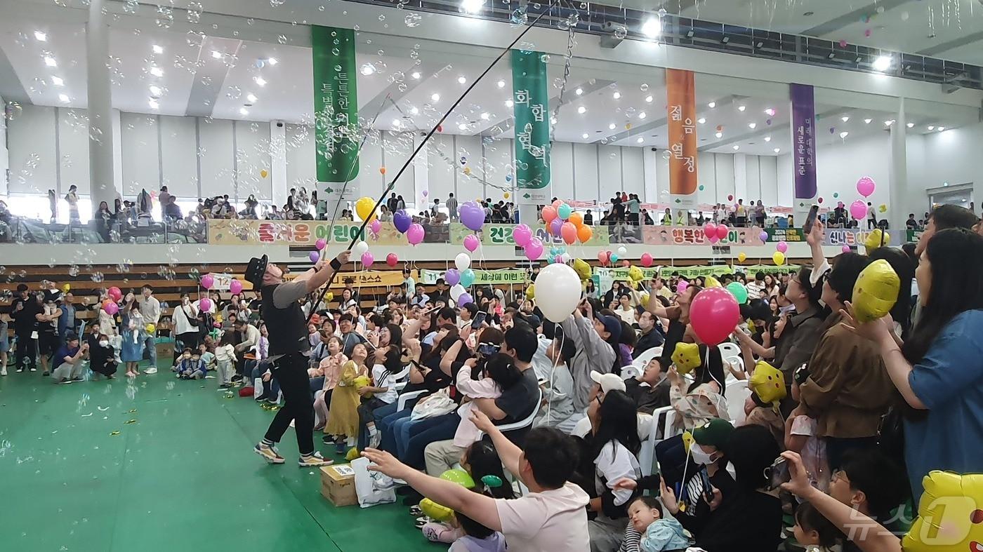 어린이날인 5일 대전대 맥센터에서 ‘신나는 동구 어린이날 큰잔치’가 열려 가족단위 나들이객이 비눗방울쇼를 즐기고 있다. 2024.5.5/뉴스1 ⓒ News1 허진실 기자 