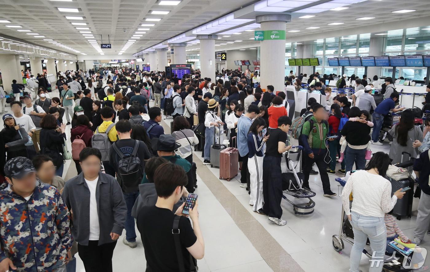 기상악화로 제주 기점 항공기 운항에 차질을 빚고 있는 5일 오후 제주국제공항 국내선 출발장이 대체편을 구하려는 결항 승객들로 붐비고 있다. 2024.5.5/뉴스1 ⓒ News1 오현지 기자