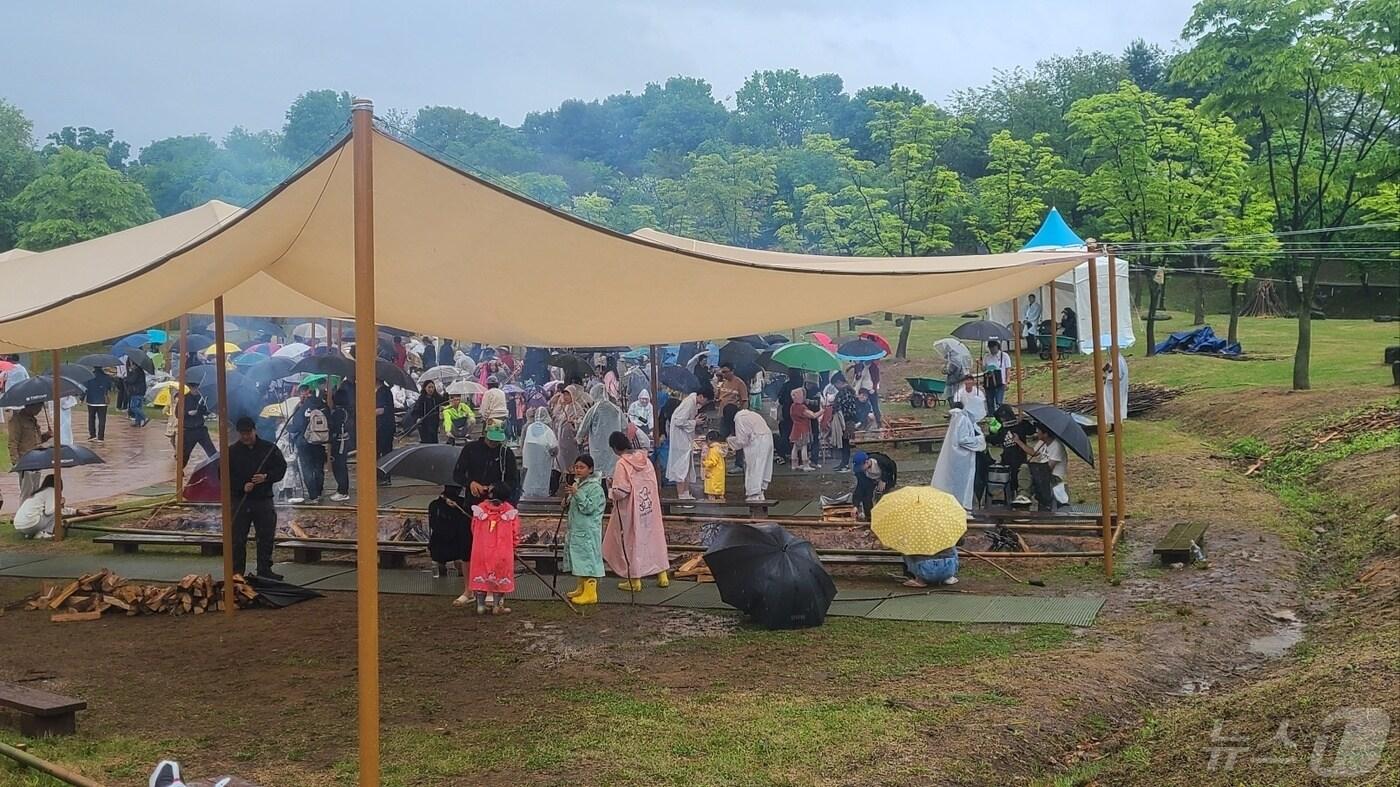 5일 연천구석기 축제의 바비큐 먹기 체험장에서 방문객들이 직접 고기를 굽고 있는 모습. /박대준 기자