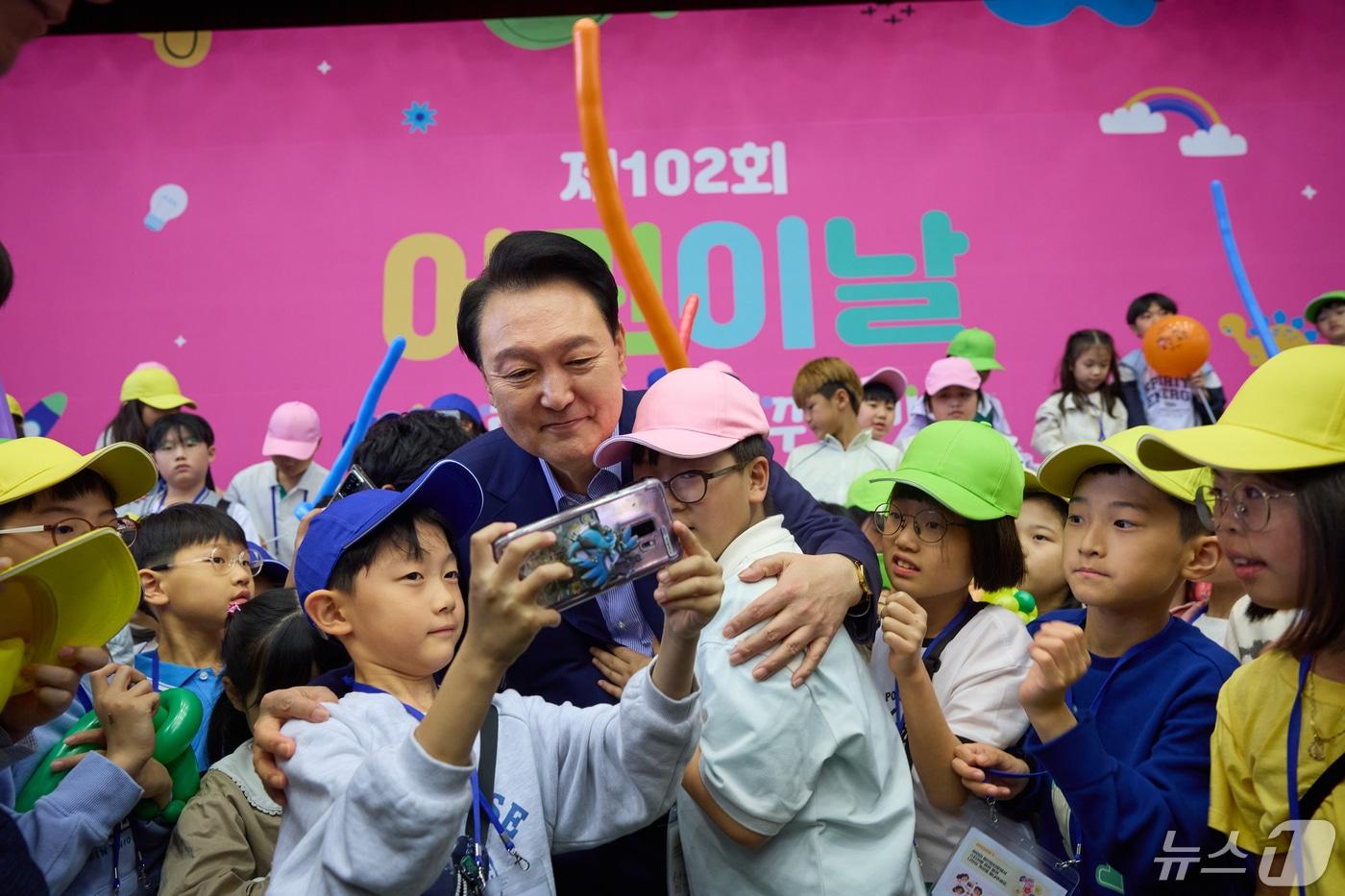 윤석열 대통령이 5일 제102회 어린이날을 맞아 청와대 연무관에서 열린 어린이 초청행사에 참석해 아이들과 셀카를 찍고 있다. &#40;대통령실 제공&#41; 2024.5.5/뉴스1 ⓒ News1 안은나 기자