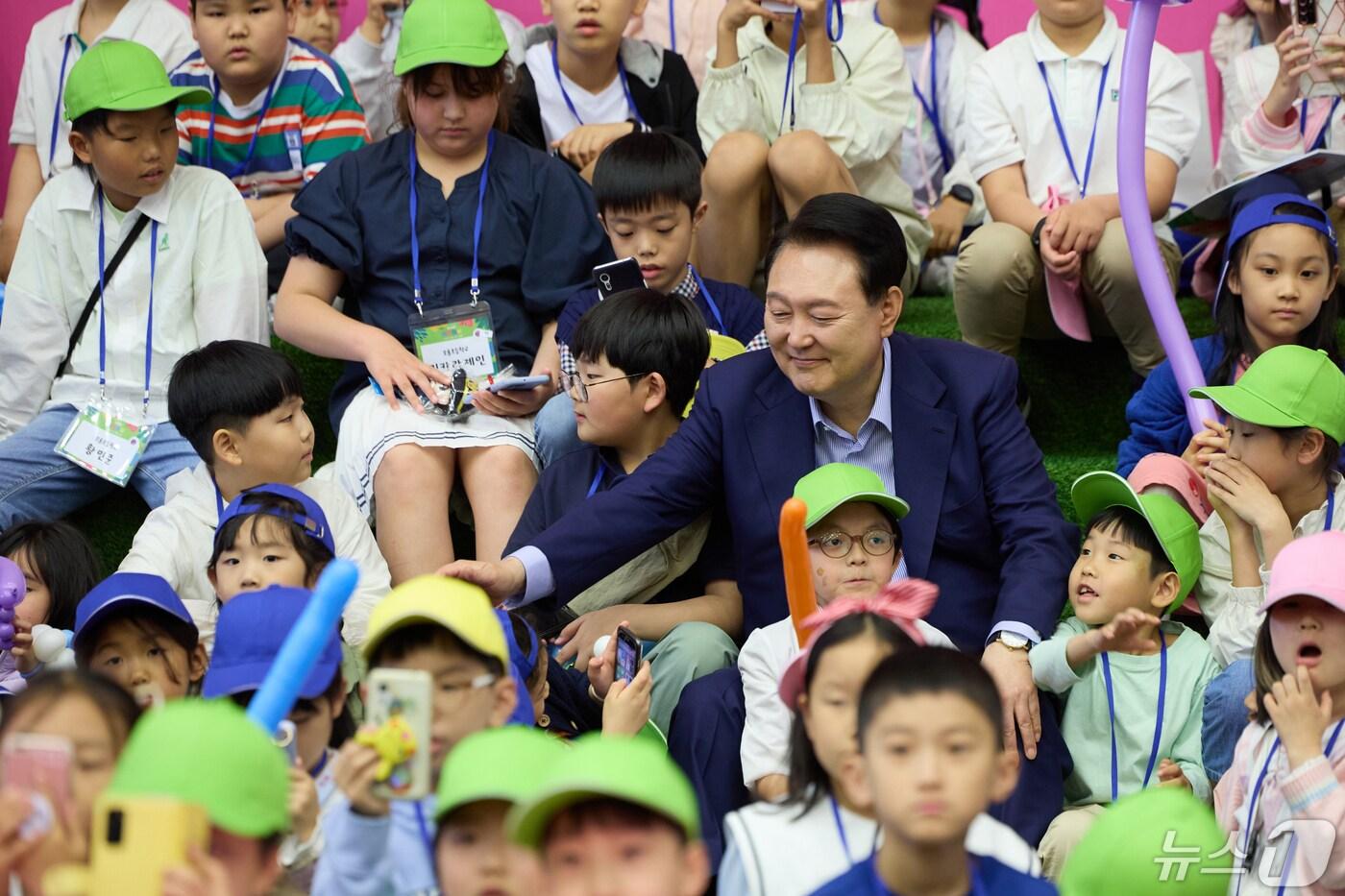 윤석열 대통령이 5일 제102회 어린이날을 맞아 청와대 연무관에서 열린 어린이 초청행사에 참석해 어린이들과 버블매직쇼 공연 관람 전 인사를 나누고 있다. &#40;대통령실 제공&#41; 2024.5.5/뉴스1 ⓒ News1 안은나 기자