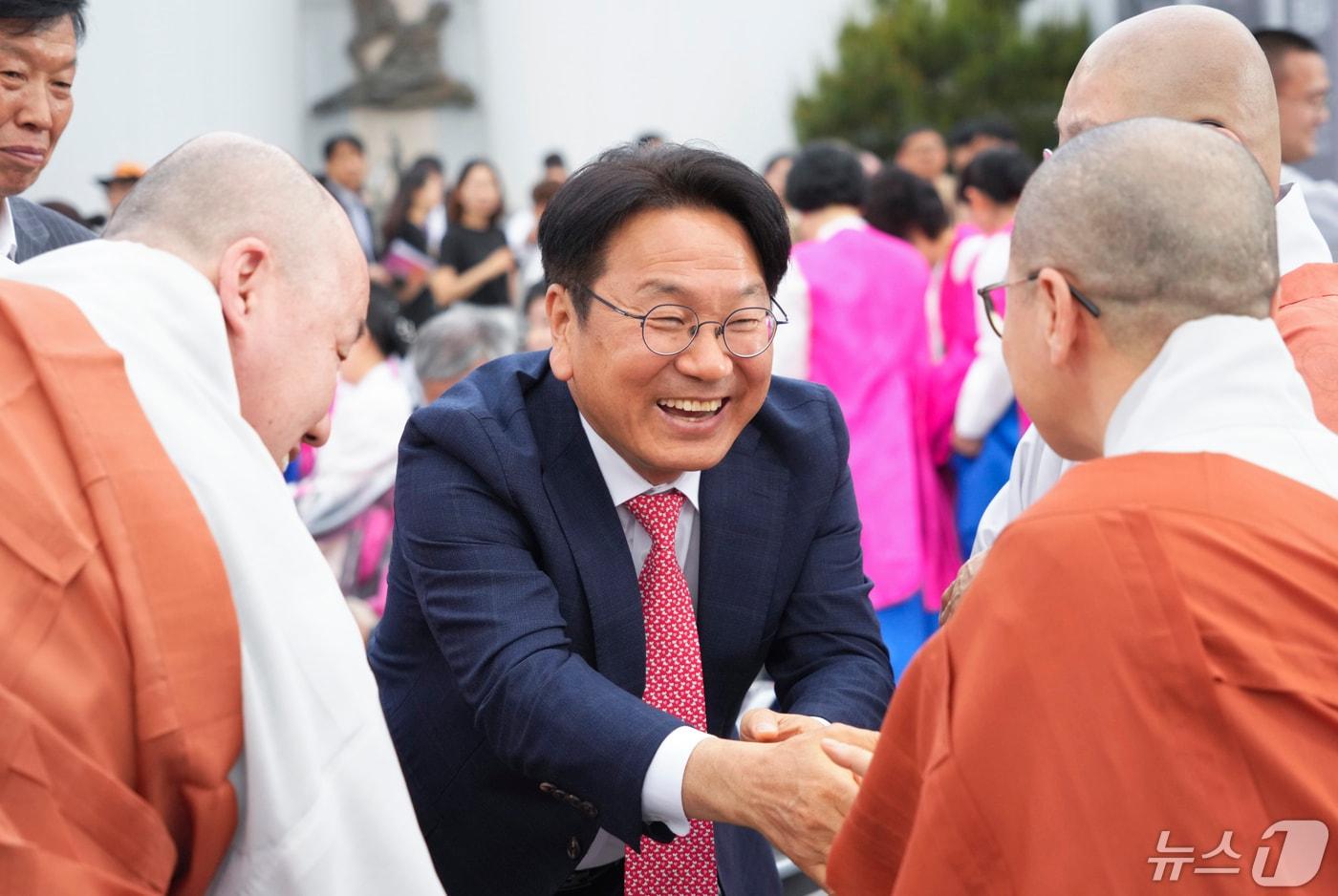 강기정 광주시장이 5일 오후 동구 5.18민주광장에서 열린 불기 2568년 부처님오신날 봉축기념 &#39;2024년 빛고을관등회&#39;에 참석해 인사를 하고 있다.&#40;광주시 제공&#41;2024.5.5/뉴스1