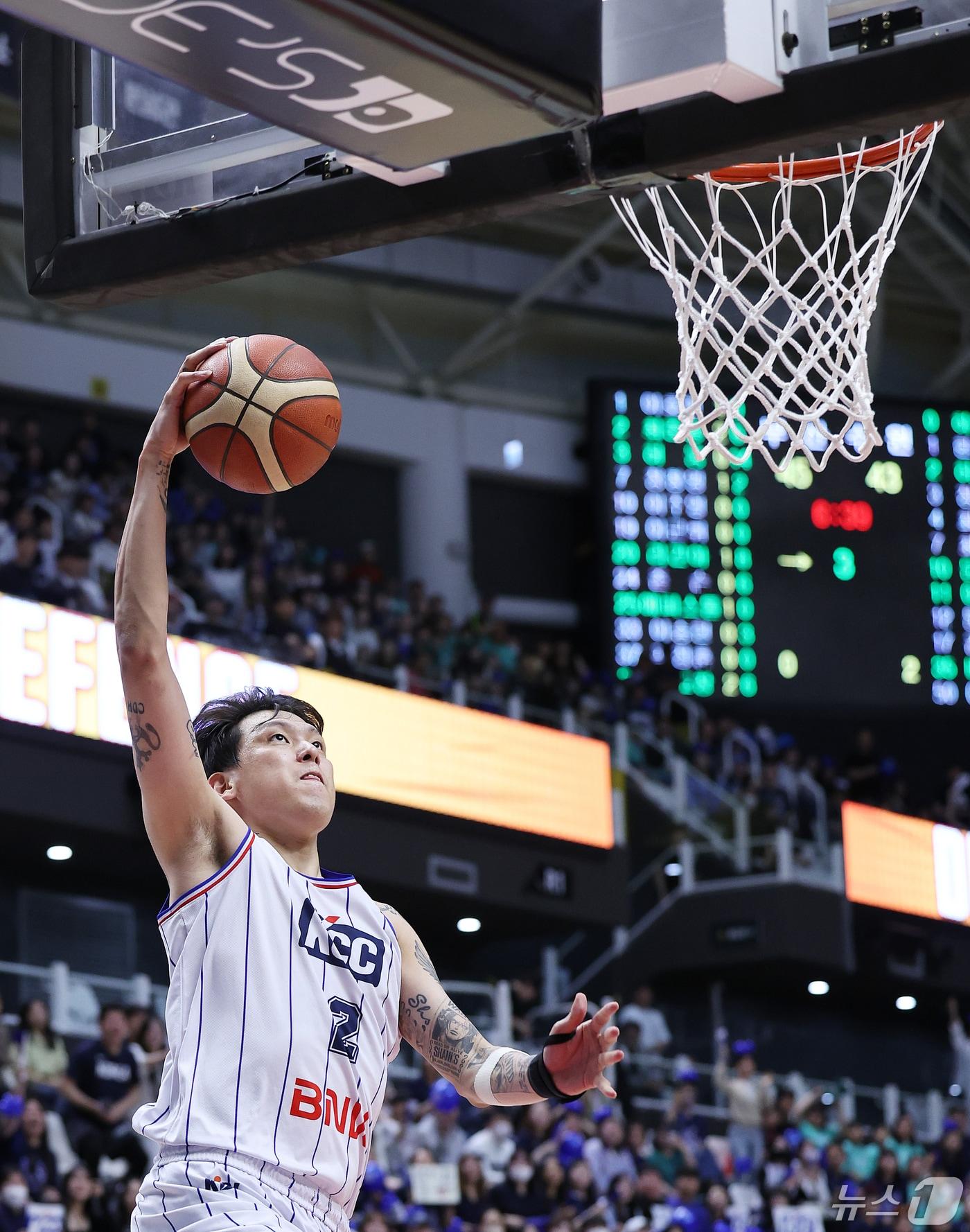 5일 오후 경기도 수원시 권선구 수원KT소닉붐아레나에서 열린 &#39;2023-2024 정관장 프로농구&#39; 챔피언결정전 5차전 수원 KT와 부산 KCC의 경기에서 부산 최준용이 덩크슛을 시도하고 있다. 2024.5.5/뉴스1 ⓒ News1 이재명 기자