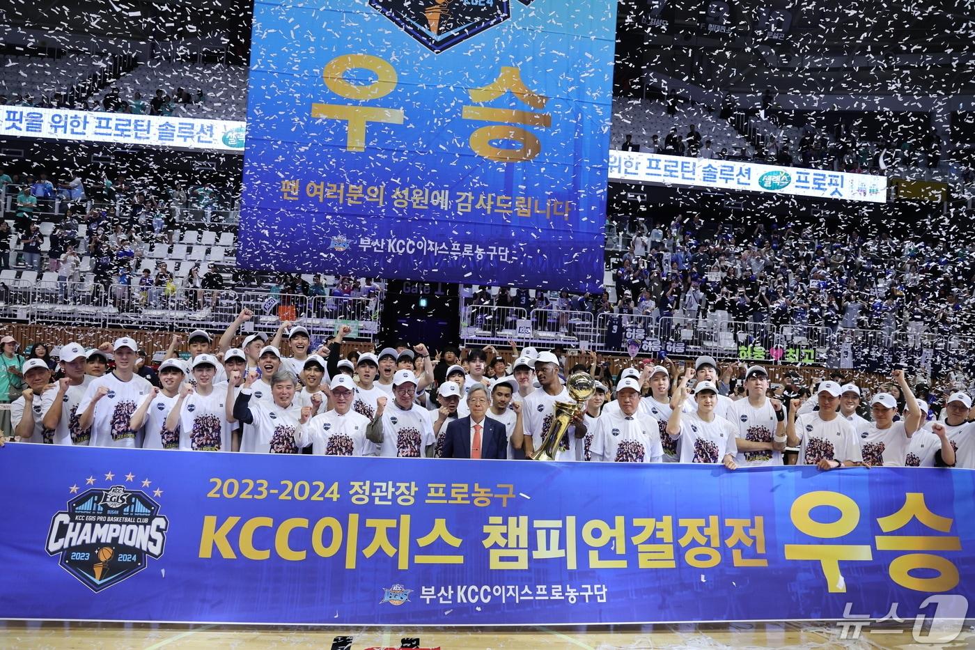 5일 오후 경기도 수원시 권선구 수원KT소닉붐아레나에서 열린 &#39;2023-2024 정관장 프로농구&#39; 챔피언결정전 5차전 수원 KT와 부산 KCC의 경기에서 우승을 차지한 KCC 선수들이 기념촬영하고 있다. 이날 경기에서 부산 KCC는 수원 KT를 상대로 88대70으로 승리를 거두며 정규리그 5위팀 최초이자 통산 여섯 번째 우승을 거뒀다. 2024.5.5/뉴스1 ⓒ News1 이재명 기자