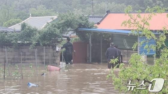  경남 고성군 대가면에서 실종자 수색이 진행되고 있다.&#40;경남소방본부 제공&#41;