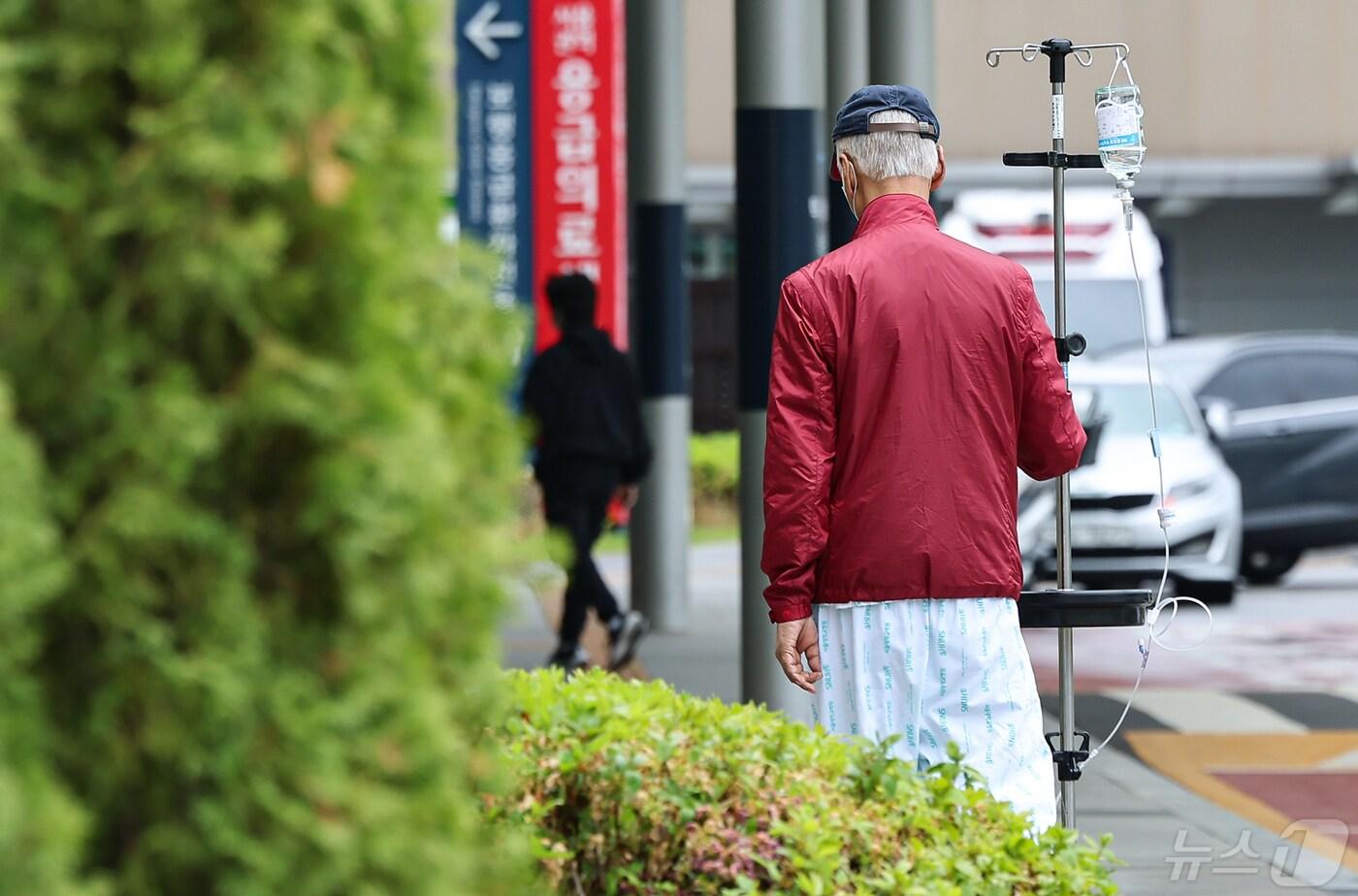 6일 서울 시내 한 대학병원에서 환자가 길을 지나고 있다. 2024.5.6/뉴스1 ⓒ News1 김도우 기자