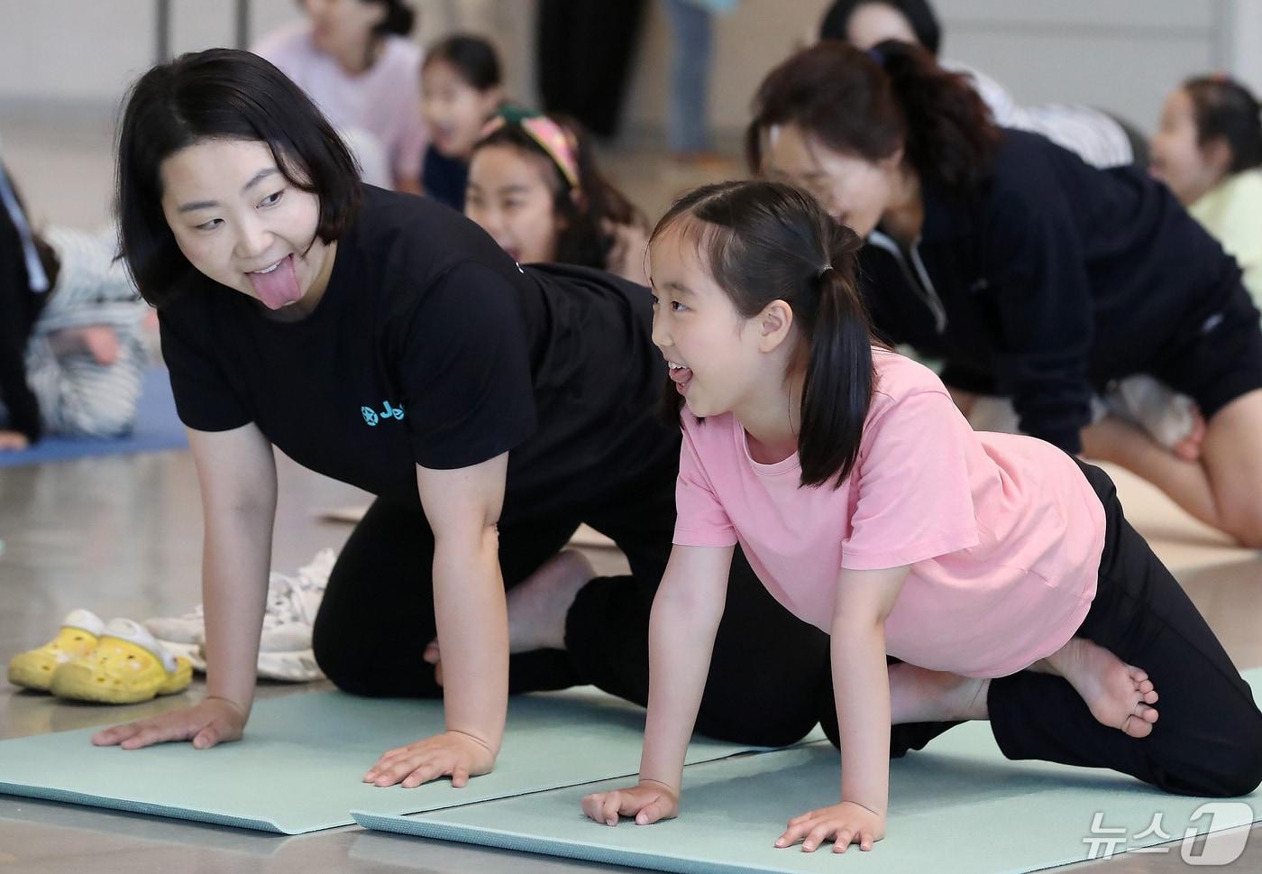 어린이날 연휴 마지막 날인 6일 대구 수성구 삼덕동 대구미술관에서 열린 &#39;펀펀 키즈 요가&#39; 체험에 참여한 가족들이 요가 동작을 배우고 있다. 2024.5.6/뉴스1 ⓒ News1 공정식 기자