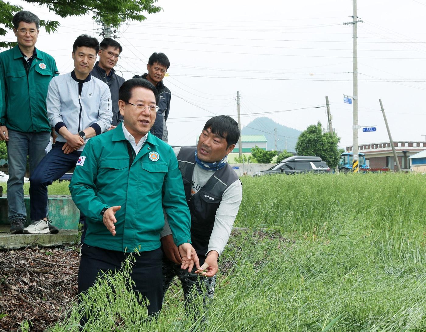 김영록 전라남도지사가 6일 오후 집중호우로 피해를 입은 강진군 강진읍 농작물 호우피해 현장을 방문, 피해 현장을 살펴보고 있다.&#40;전남도 제공&#41; 2024.5.6/뉴스1 