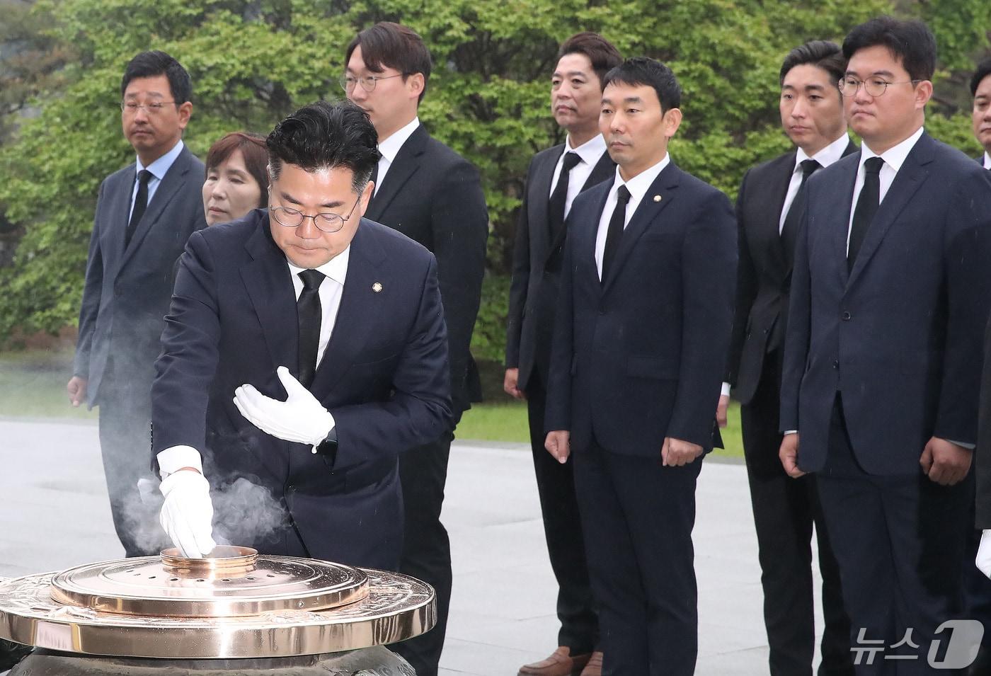 박찬대 더불어민주당 신임 원내대표가 7일 오전 서울 동작구 국립서울현충원을 참배하고 있다. 2024.5.7/뉴스1 ⓒ News1 임세영 기자