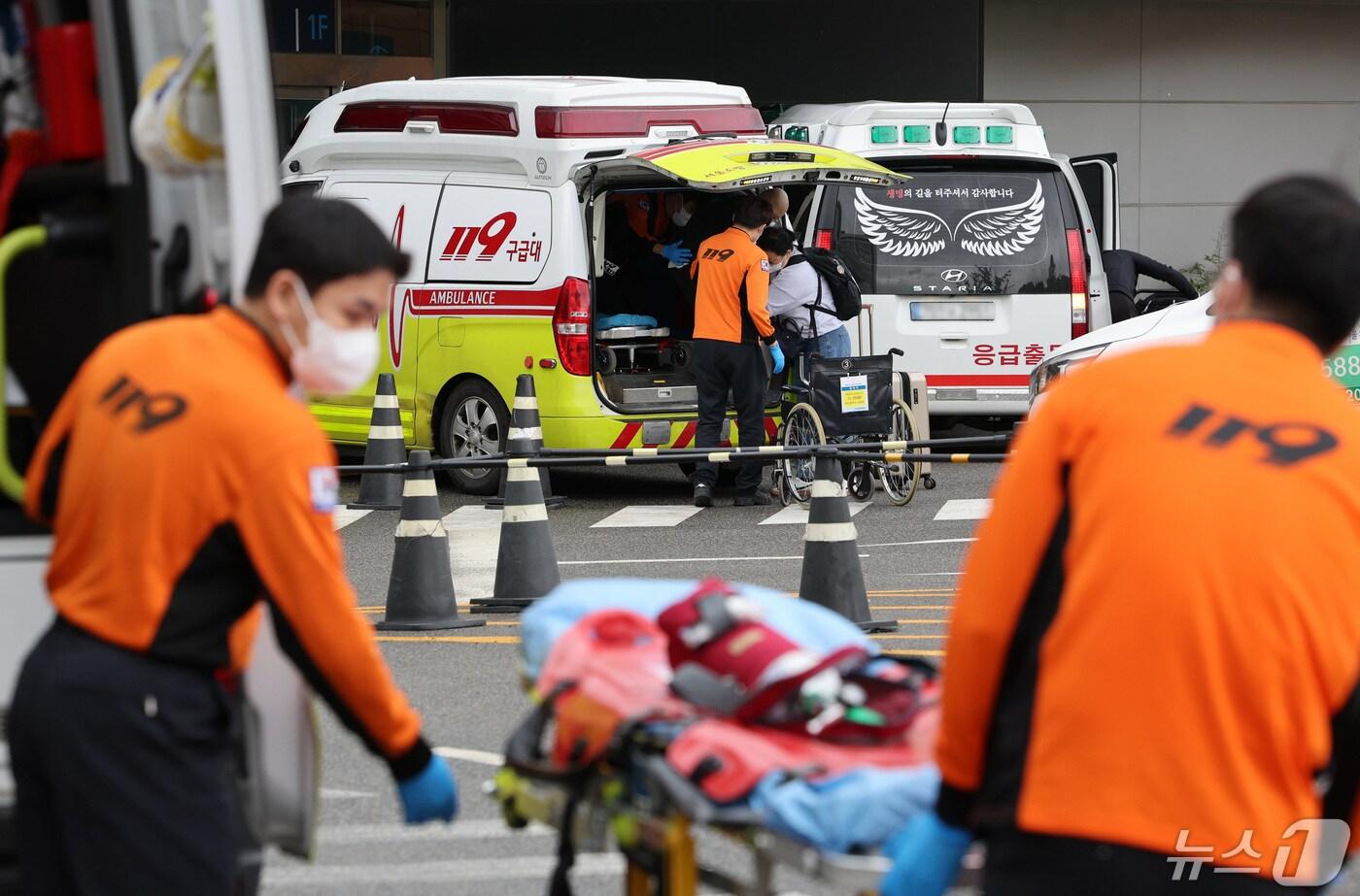 7일 서울 시내 대형병원에서 응급대원들이 환자를 이송하고 있다. 2024.5.7/뉴스1 ⓒ News1 신웅수 기자