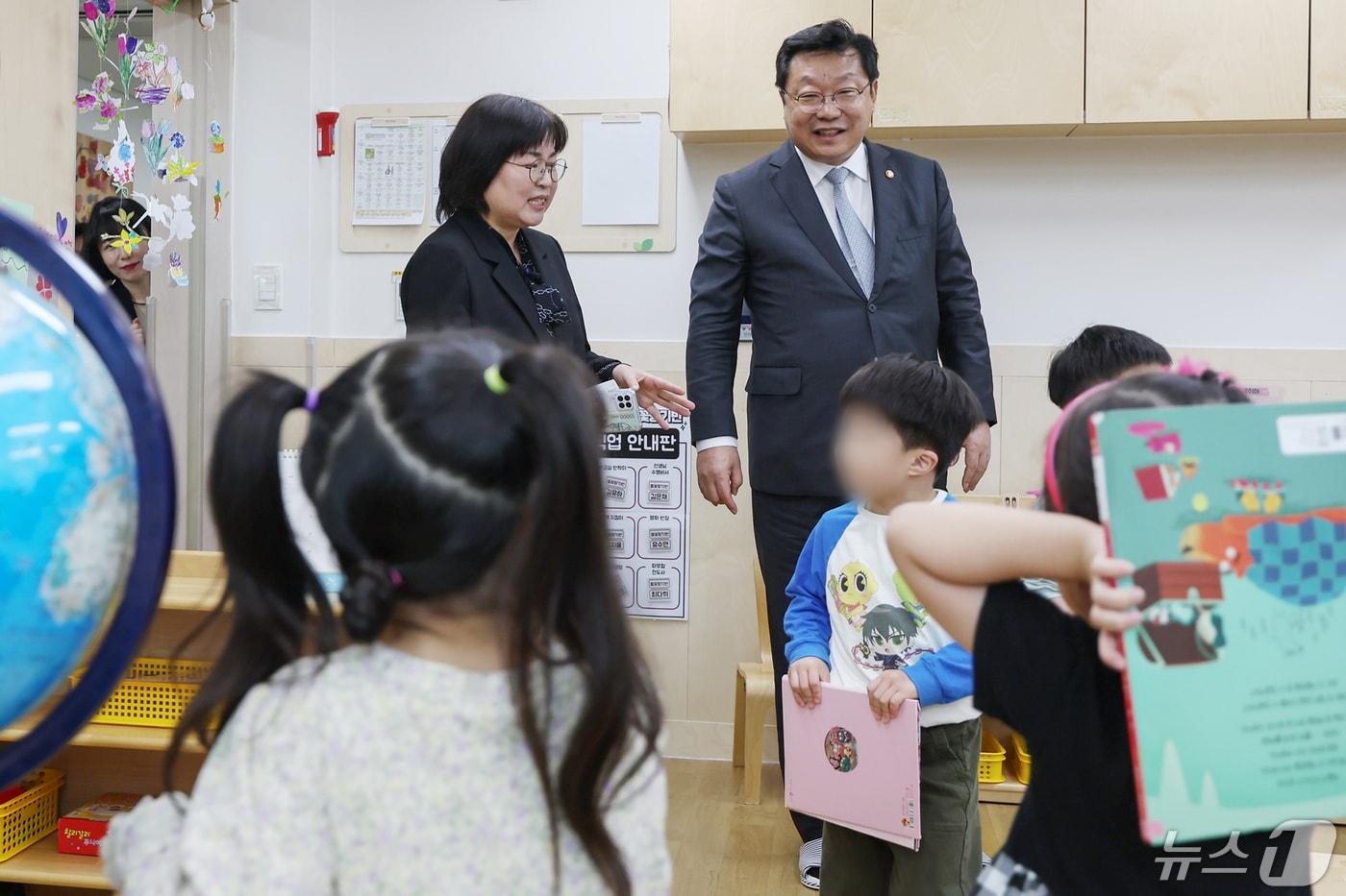 주형환 저출산고령사회위원회 부위원장이 지난 5월 서울 구로구청 사랑채움어린이집을 방문해 직장어린이집 운영 상황을 점검하고 있다.ⓒ News1 민경석 기자