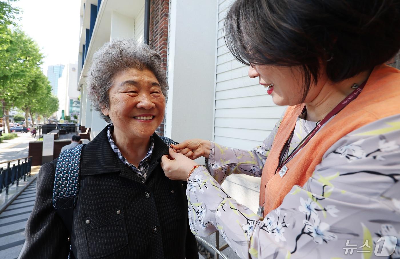 어버이날인 8일 오전 서울 종로구 서울노인복지센터에서 직원들이 어르신들에게 카네이션 배지를 달아주고 있다. 2024.5.8/뉴스1 ⓒ News1 김민지 기자