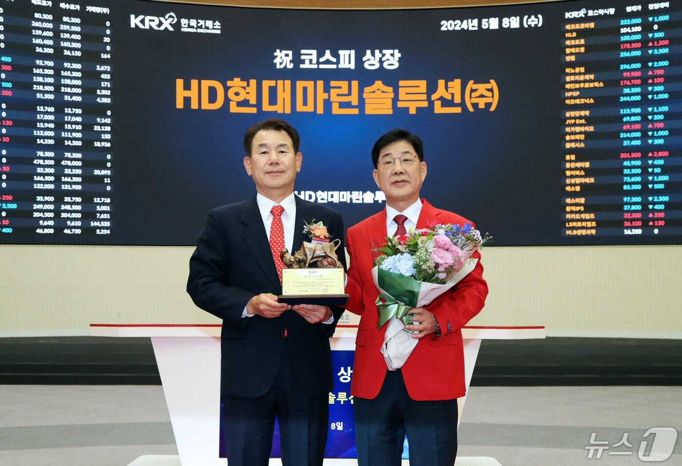 정은보 한국거래소 이사장&#40;왼쪽&#41;이 8일 오전 서울 영등포구 한국거래소에서 열린 &#39;HD현대마린솔루션 코스피 상장기념식&#39;에서 이기동 대표이사에게 상장기념패를 전달하고 있다. &#40;한국거래소 제공&#41; 2024.5.8/뉴스1