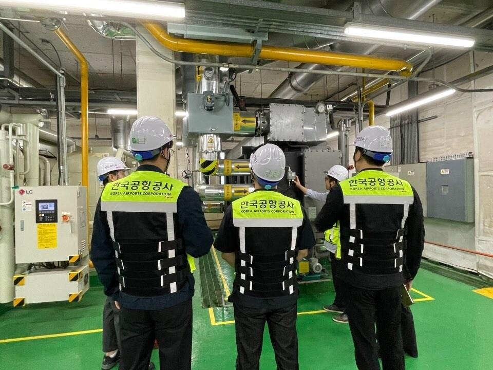 한국공항공사 울산공항 동력동 급수펌프 점검 모습.&#40;한국공항공사 제공&#41;