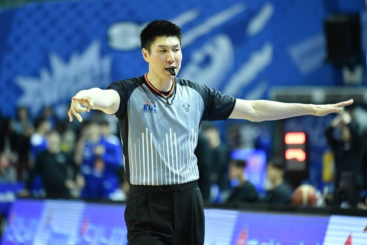  중국프로농구 플레이오프 경기에 파견을 가는 KBL 박경진 심판. &#40;KBL 제공&#41;