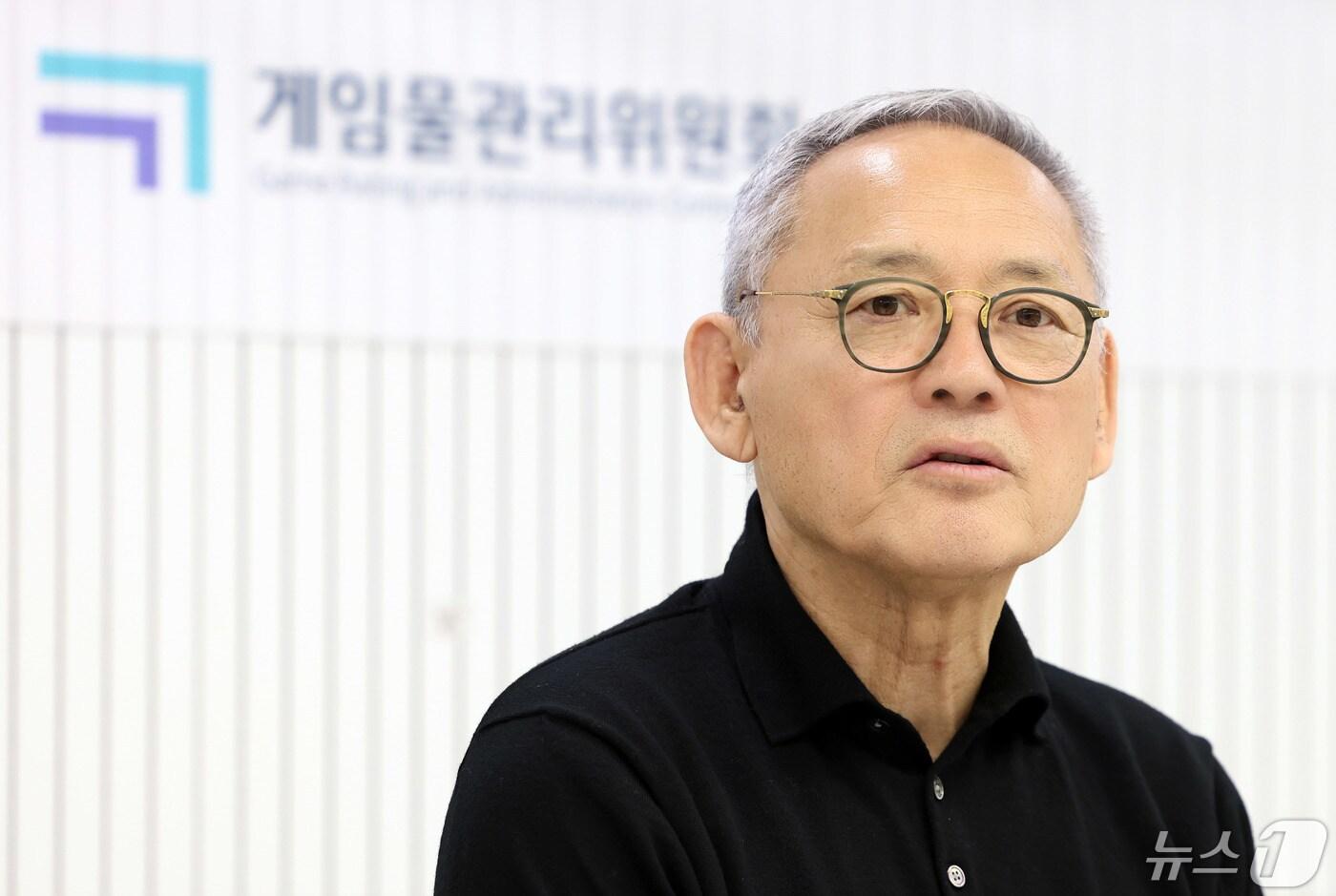 유인촌 문화체육관광부 장관이 8일 서울 서대문구 게임물관리위원회 수도권사무소에서 전 프로게이머 홍진호, 프로게이머 문호준을 비롯한 게임이용자들과 확률형 아이템 정보공개 모니터링 제도 시행에 대한 간담회를 하고 있다. &#40;문화체육관광부 제공&#41; 2024.5.8/뉴스1