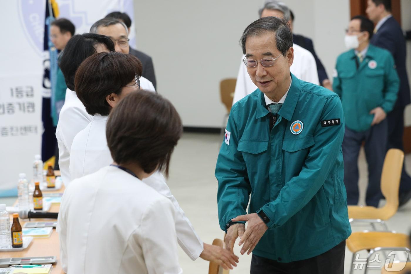 한덕수 국무총리가 8일 오후 충북 청주성모병원에서 열린 의사 집단행동 대비 현장점검에 앞서 의료진을 격려하고 있다. 2024.5.8/뉴스1 ⓒ News1 김용빈 기자