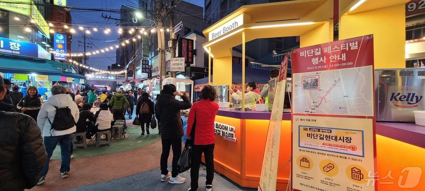 지난해 비단길현대시장 맥주축제 행사. &#40;금천구 제공&#41;ⓒ 뉴스1