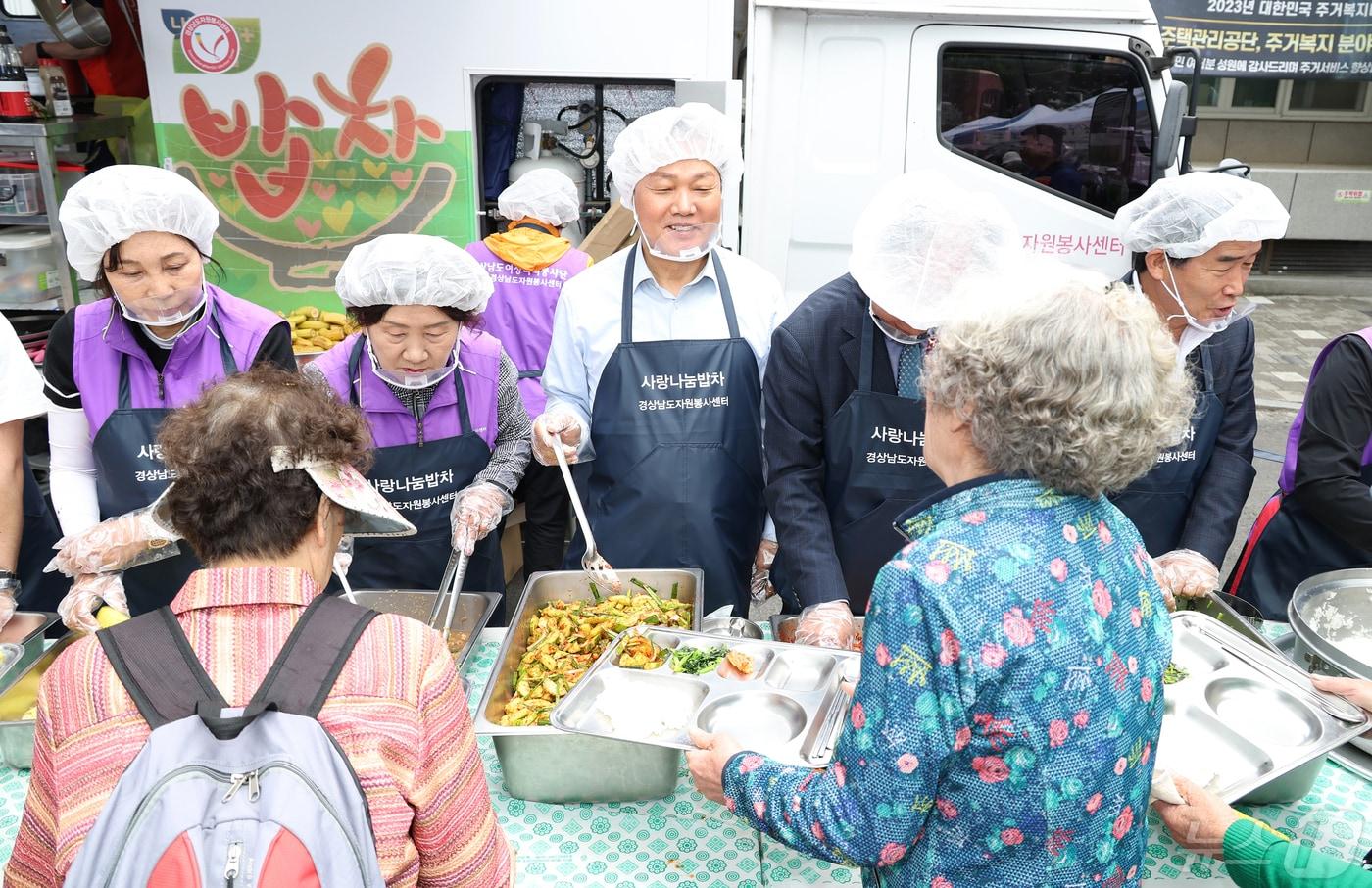 박완수 경남지사&#40;가운데&#41;가 8일 창원 내서종합사회복지관 앞 광장에서 취약계층 어르신을 위한 배식 봉사활동에 참여하고 있다.&#40;경남도 제공&#41;