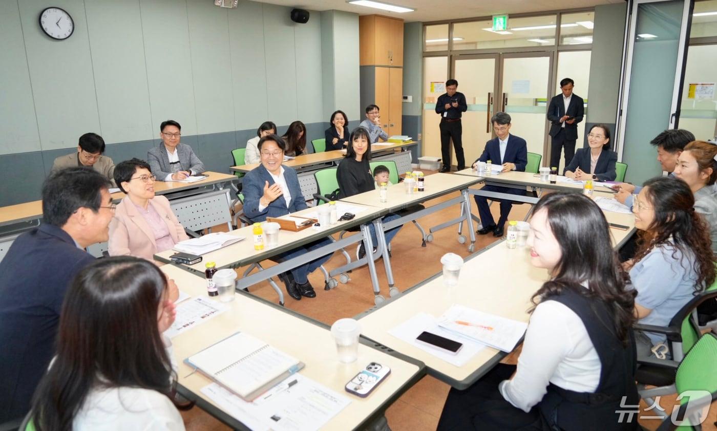 강기정 광주시장이 8일 오후 북구 꿈나무사회복지관에서 열린 정책소풍에 참석해 시민 주도 틈새돌봄 실천, 여성의 사회참여 활성화, 공동육아 문화 확산 등을 논의하고 있다.&#40;광주시 제공&#41;2024.5.8/뉴스1.