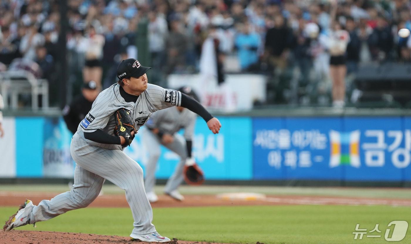 8일 오후 부산 사직야구장에서 열린 &#39;2024 신한 SOL 뱅크 KBO리그&#39; 롯데 자이언츠와 한화 이글스의 경기, 2회말 한화 선발 류현진이 역투하고 있다. 2024.5.8/뉴스1 ⓒ News1 윤일지 기자