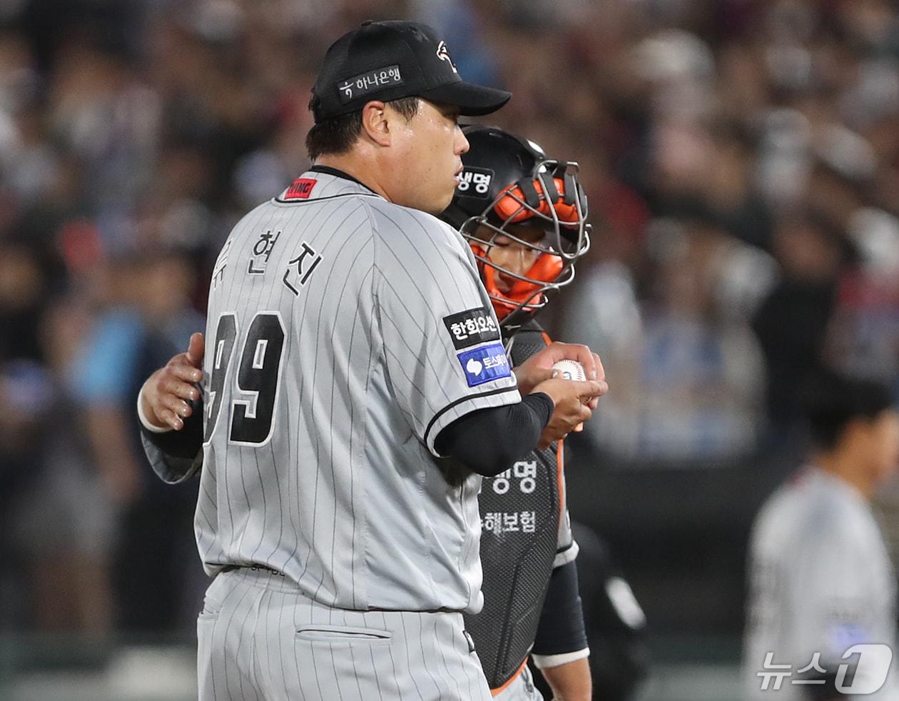 8일 오후 부산 사직야구장에서 열린 &#39;2024 신한 SOL 뱅크 KBO리그&#39; 롯데 자이언츠와 한화 이글스의 경기, 5회말 2사 주자 1루 상황 한화 선발 류현진이 실점한 후 마운드에 오른 포수 최재훈과 대화하고 있다. 2024.5.8/뉴스1 ⓒ News1 윤일지 기자